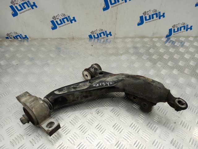 Рычаг передней подвески нижний левый 4864053050 TOYOTA