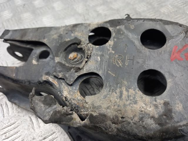 Балансир задний нижний, левый 4873030140 TOYOTA