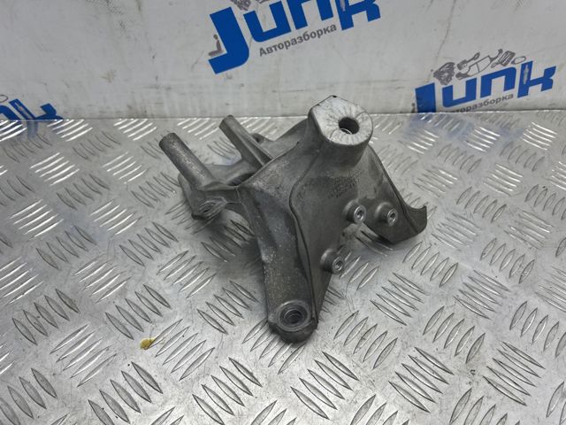 Кронштейн подушки (опоры) двигателя, правой 4M0199308AS VAG
