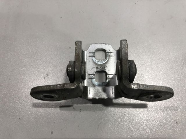 Петля задней двери, правой 5067940AC CHRYSLER