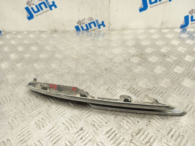 Молдинг решетки бампера переднего правый 51117279698 BMW