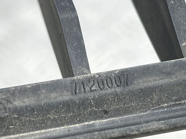 Решетка радиатора левая 51137120009 BMW
