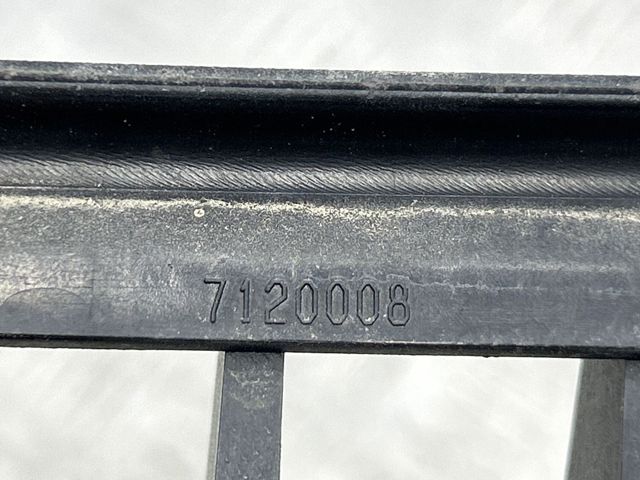 Решетка радиатора правая 51137120010 BMW