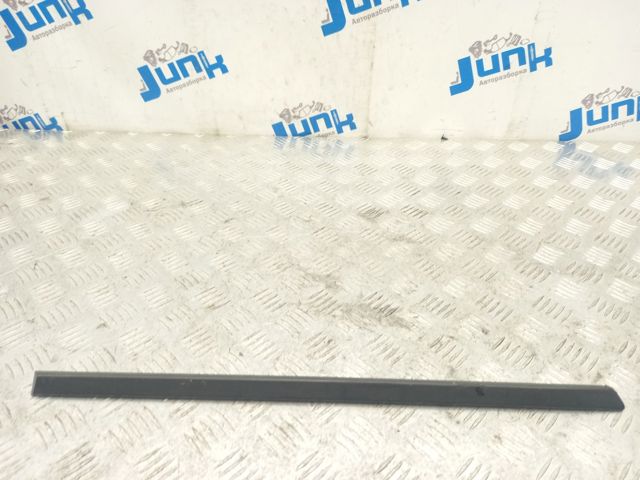 Молдинг двери задней правой 51137158536 BMW