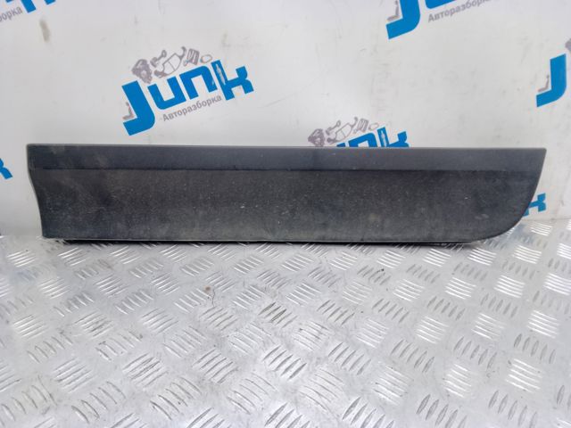 Накладка задней левой двери, нижняя 51137205781 BMW