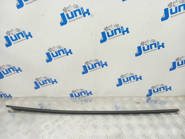 Молдинг опускного стекла нижний, двери задней, правой 51357258294 BMW