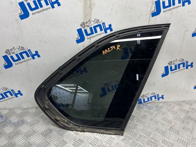 Стекло багажного отсека, правое 51377305772 BMW