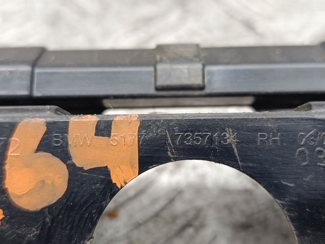 51777357134 BMW Кронштейн наружной накладки порога правой купить в Одесса