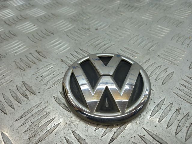 Фирменный значок Volkswagen Passat B7