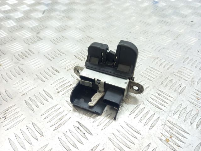 Замок и ручка двери задка 5M0827505E9B9 VAG