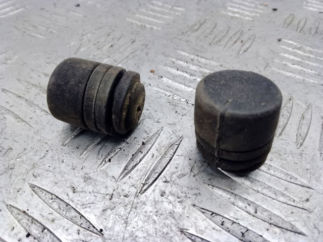 Буфер капота резиновый 658298J000 NISSAN