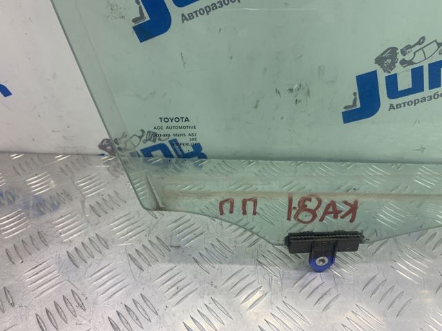 Стекло пассажирской двери 6810106300 TOYOTA