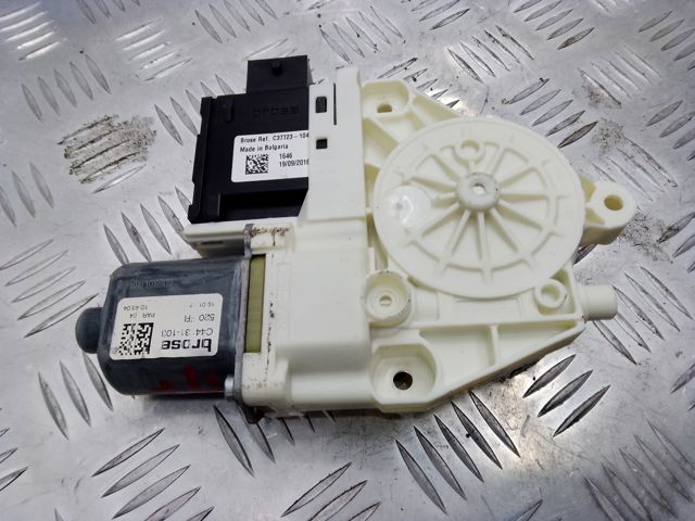 Мотор стеклоподъемника двери передней, правой 68268765AA CHRYSLER