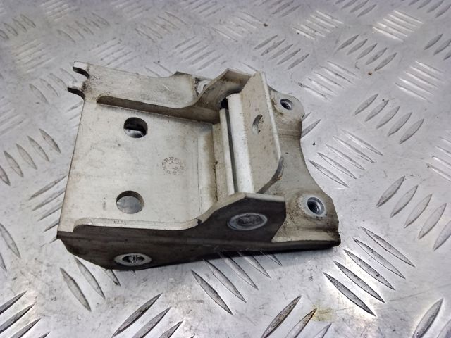 Правое крепление переднего бампера 7186514 BMW