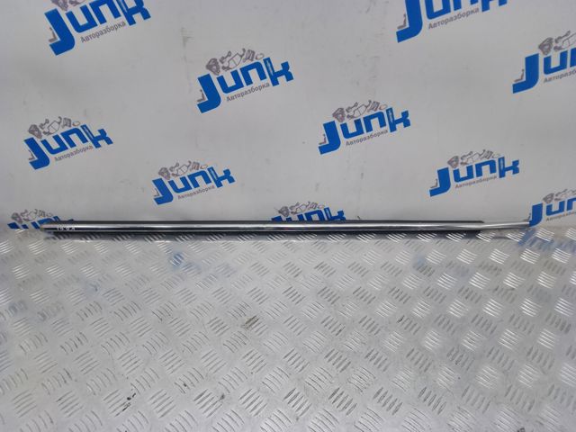 Уплотнитель стекла передней левой двери, внешний (планка) 7572006180 TOYOTA
