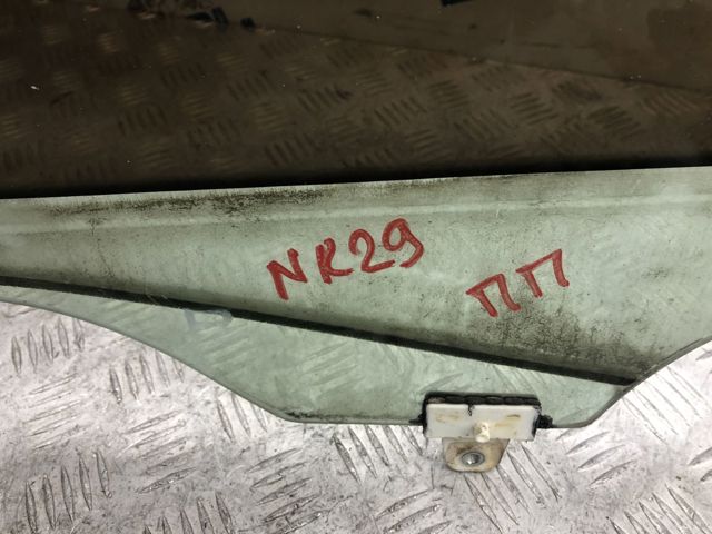 Стекло передней правой двери 80300JU40A NISSAN