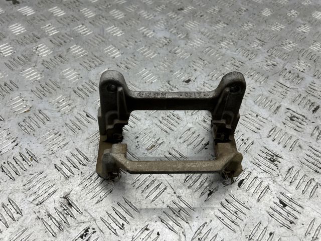 Скоба тормозного заднего суппорта 80A615425DSL7 VAG