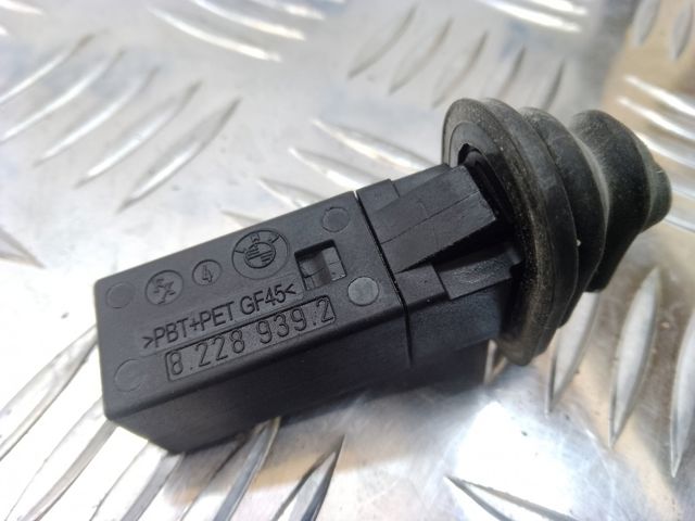 Фиксатор лючка бензобака 8228939 BMW