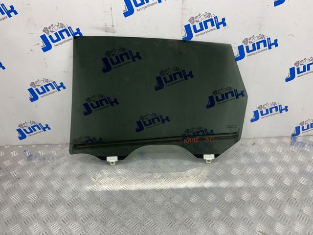Стекло задней двери, правой 823005NA2A NISSAN