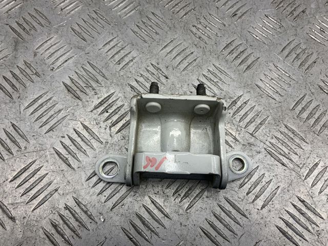 Петля двери задней левой 824019N00A NISSAN