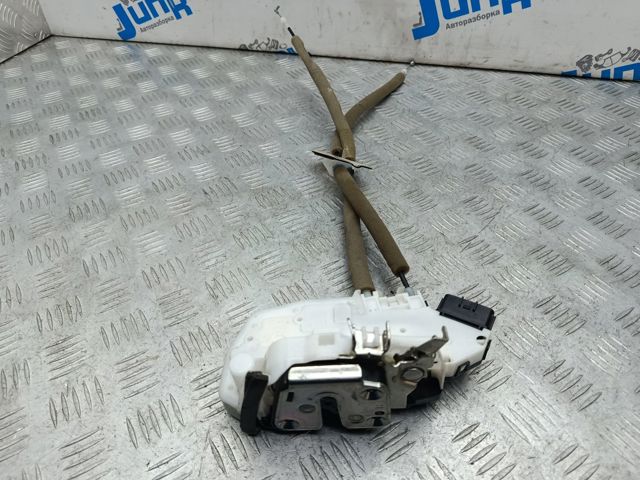 Замок двери задней правой 825005NA0A NISSAN