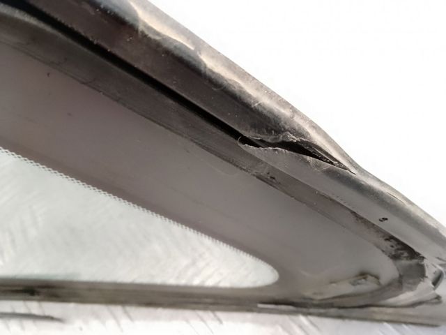 Стукло багажника, правое 833001AA0C NISSAN