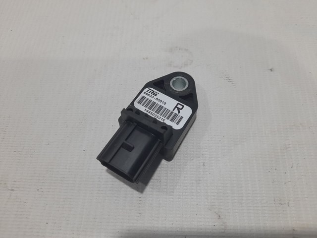 Датчик AIRBAG передний 8983305010 TOYOTA