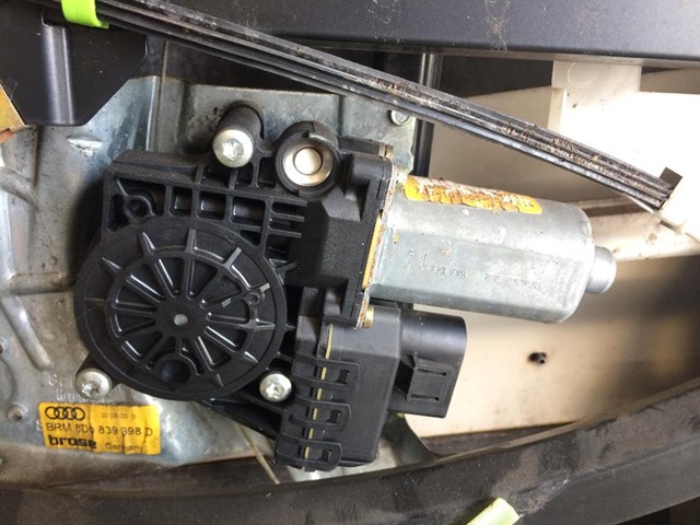 Моторчик стеклоподъемника двери задней правой для audi a4 (b5) 1994-2000 8D0959802E