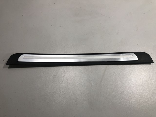 Накладка наружняя (молдинг) порога, передняя правая 8K085337401C VAG
