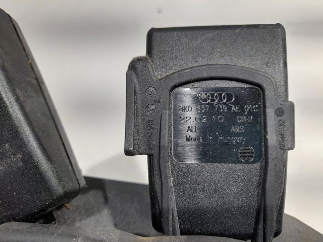 Рычаг фиксатор ремня безопасности задний левый 8K0857739AE VAG