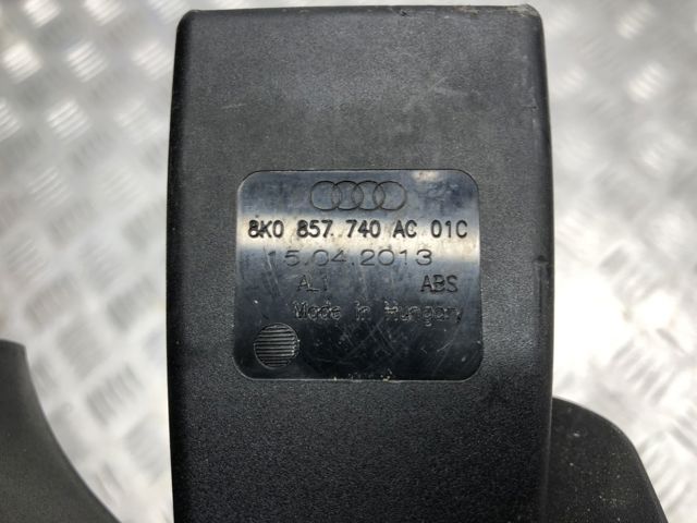 Рычаг фиксации ремня безопасности задний правый 8K0857740AC01C VAG