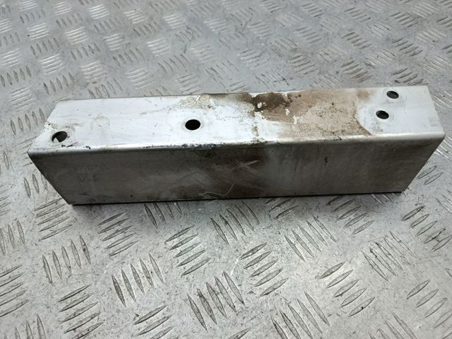 8R0807331D Кронштейн усилителя заднего бампера купить Тернополь
