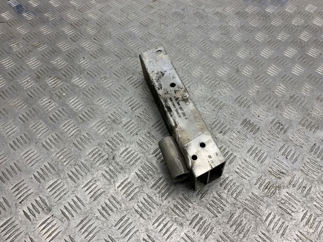 8R0807332D VAG Кронштейн усилителя заднего бампера купить в Ужгород