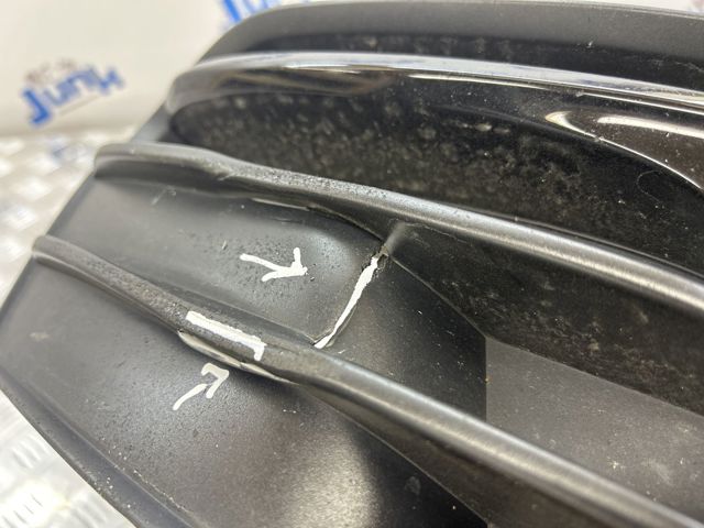 VAG 8R0807682JBJI Заглушка (решетка) противотуманных фар бампера переднего правая в наличии Николаев