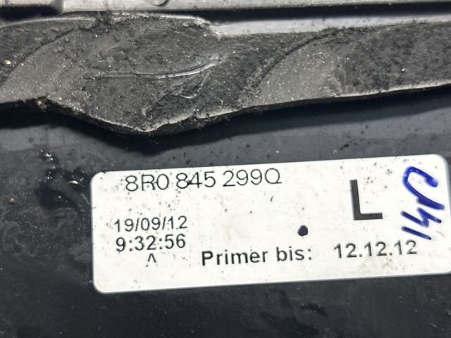 Стекло багажного отсека, левое 8R0845299Q VAG
