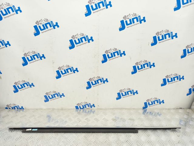 Молдинг опускного стекла нижний, двери передней, правой 8R0853284F2ZZ VAG