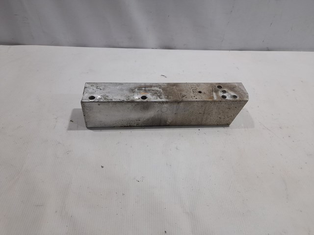 VAG 8T0807331A Кронштейн усилителя заднего бампера в наличии Киев