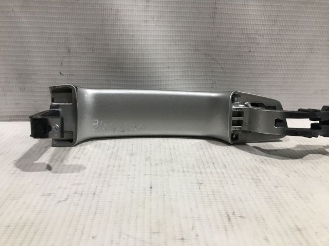Внешняя ручка правой двери 8V0837206AGRU VAG