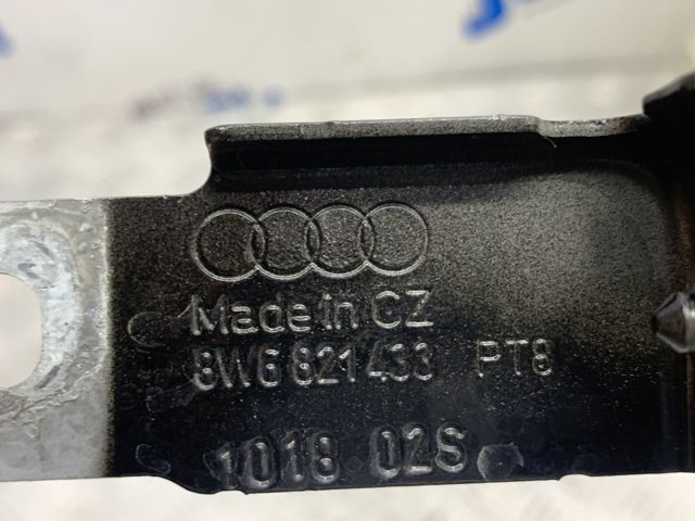 Кронштейн крепления крыла переднего левого, задний 8W6821433 VAG