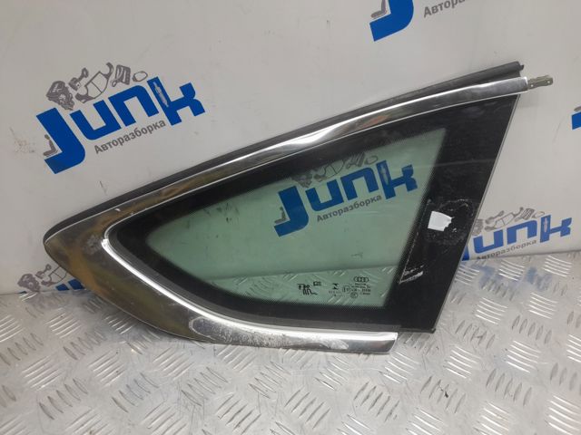 Стукло багажника, правое 8W8845298F VAG