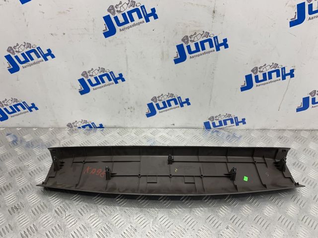 Пластик пятой двери 909005NA0A NISSAN