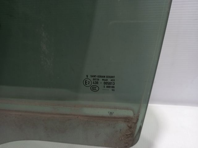 Стекло двери задней левой 95854261106 VAG
