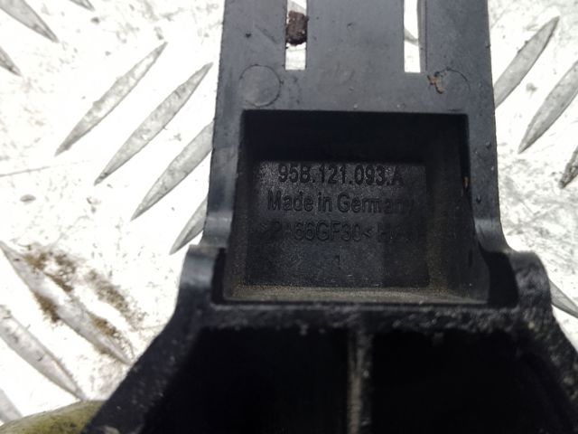 PORSCHE 95B121093A Кронштейн радиатора нижний в наличии Каменское
