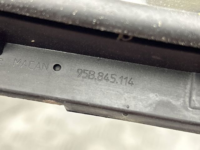 Уголок задней правой двери 95B845114 VAG