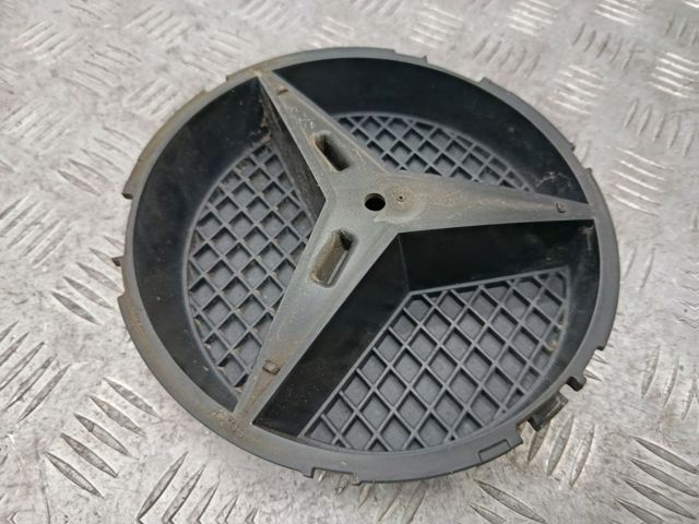 MERCEDES A0008880060 Кронштейн эмблемы решетки радиатора в наличии Винница