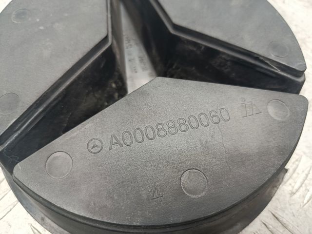 MERCEDES A0008880060 Кронштейн эмблемы решетки радиатора в наличии Киев