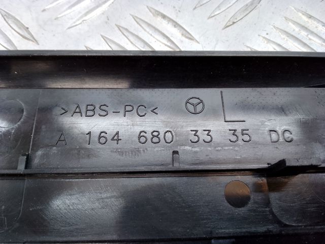 Облицовка порога внутренняя, передняя левая A1646803335 MERCEDES