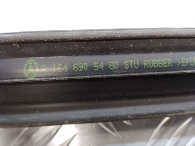 Накладка заднего стекла, правая A1646905480 MERCEDES