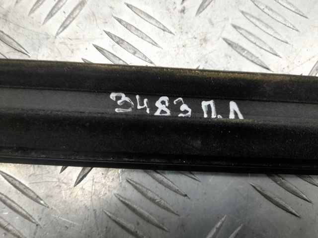 A1646907380 MERCEDES Уплотнитель стекла двери передней левой внешний (планка) купить в Днепр