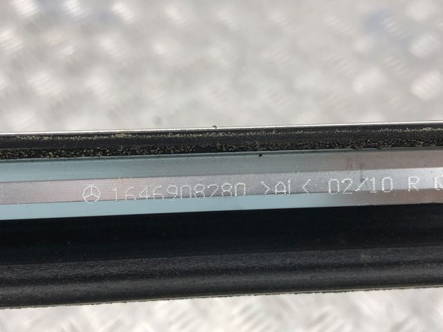 1646908280 MERCEDES Молдинг стекла заднего правый купить в Ровно